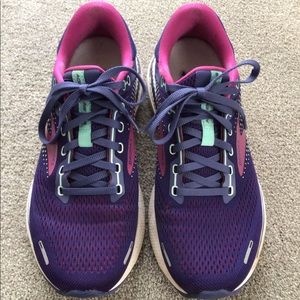 EUC Brooks Adrenaline GTS 22 running shoes